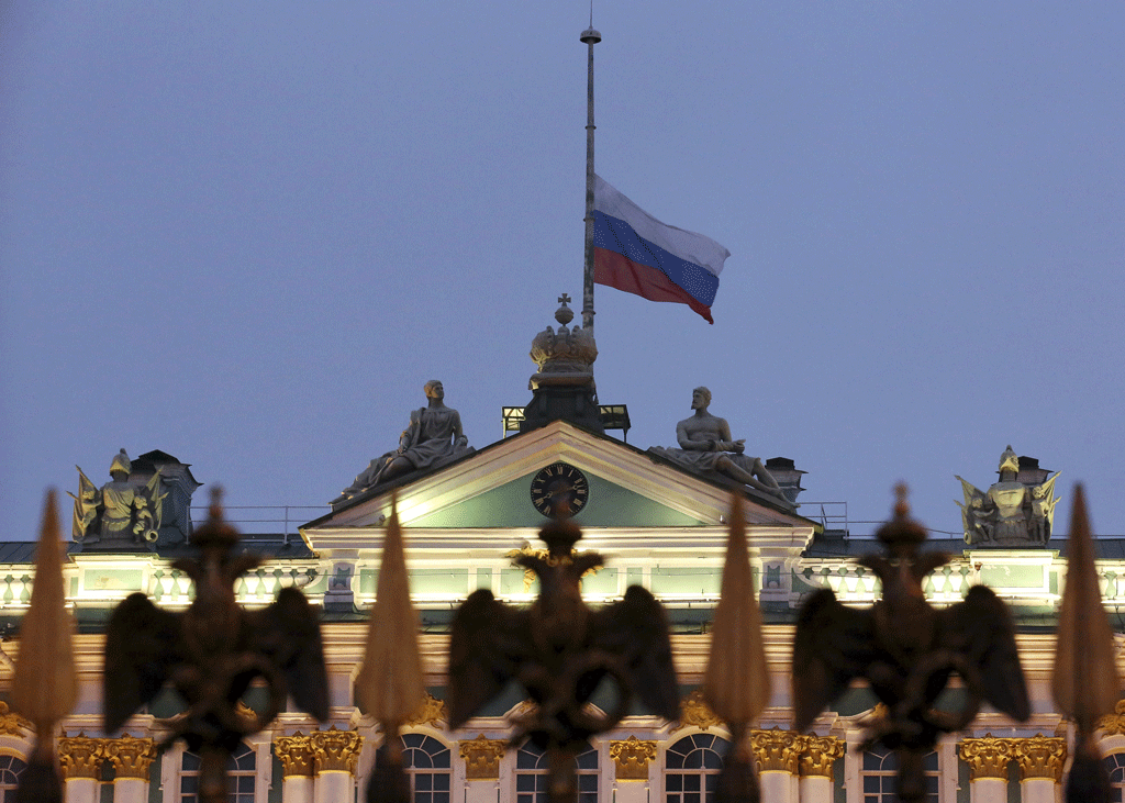 Le drapeau russe est en berne suite au crash de l'airbus A321 de Russian airline. [Reuters - Peter Kovalev]