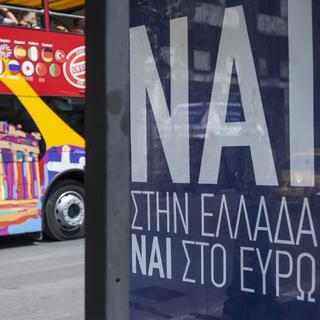 "Oui à la Grèce, oui à l'Euro" scande cette affiche à Athènes. [dpa/AFP - Socrates Baltagiannis]