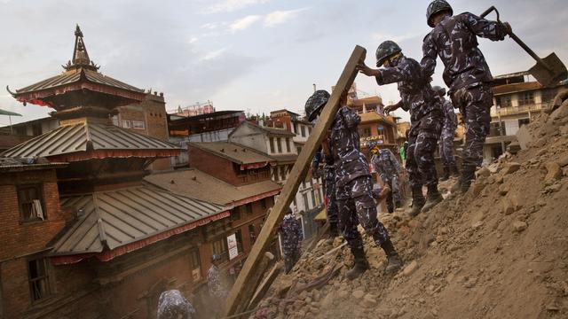 Les secours travaillent dans des conditions extrêmement difficiles, ce dimanche 26 avril 2015 à Katamandou.