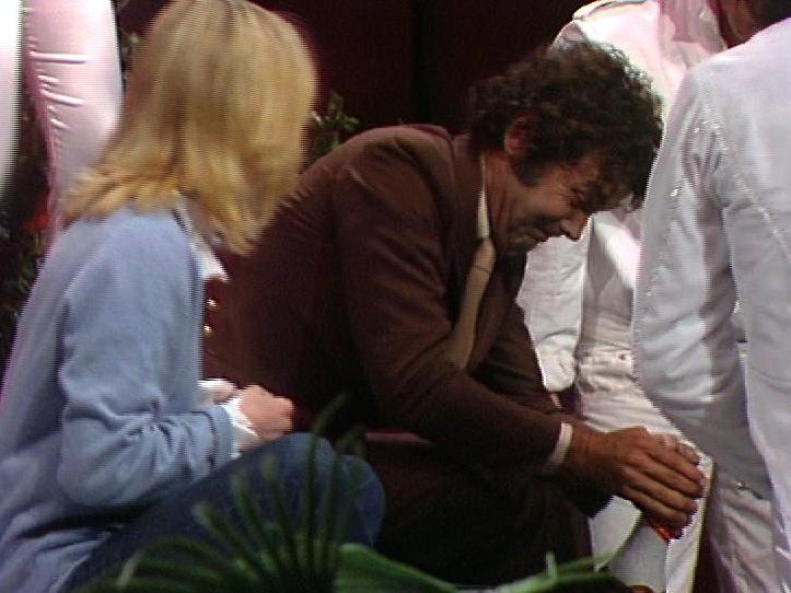 Pierre Perret tente de faire sauter un bouchon de champagne, 1980. [RTS]