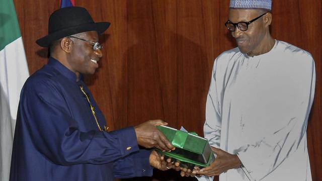 Le sortant Jonathan Goodluck offrant des écrits au nouvel élu Muhammadu Buhari, jeudi. [Dejiyake]