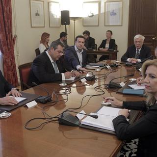 Le Premier ministre Alexis Tsipras et le président Prokopis Pavlopoulos (au fond) lors d'une réunion de crise avec les leaders des principaux partis de Grèce. [EPA/Orestis Panagiotou]