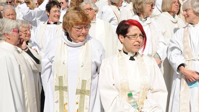 Membres du clergé britanniques lors d'une cérémonie marquand le 20e anniversaire de l'ordination des femmes. Londres, 3 mai 2014. [Citizenside / AFP - Howard Jones]