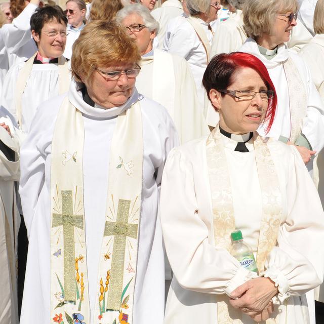 Membres du clergé britanniques lors d'une cérémonie marquand le 20e anniversaire de l'ordination des femmes. Londres, 3 mai 2014. [Citizenside / AFP - Howard Jones]