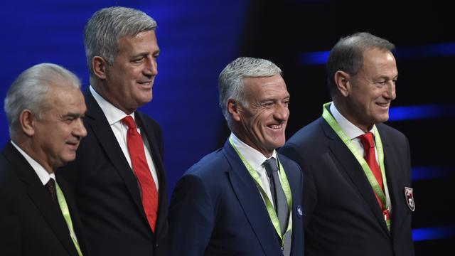 Vladimir Petkovic (2e depuis la gauche) pose avec les sélectionneurs de la Roumanie, de la France et de l'Albanie. [Loïc Venance]