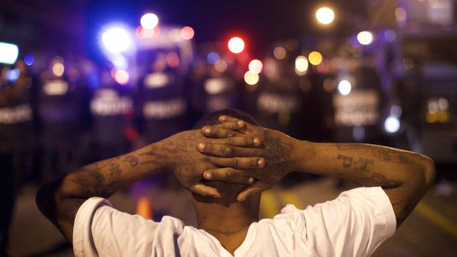 Un manifestant bravant le couvre-feu dans les rues de Baltimore, le 28 avril 2015.