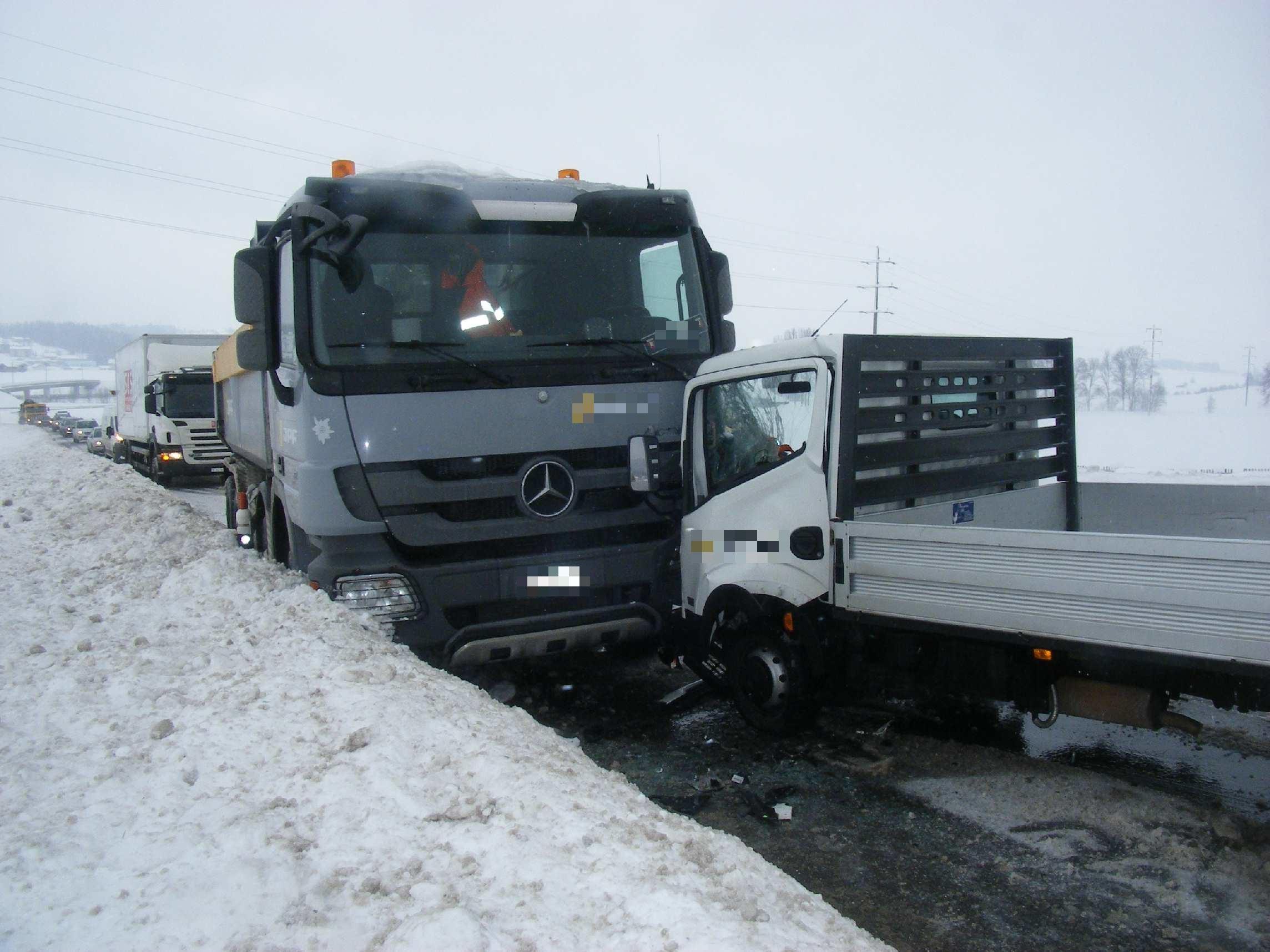 Une dizaine d'accidents se sont produits sur les routes fribourgeoises jeudi, dont ici à Semsales. [Police fribourgeoise]