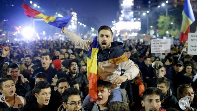 La ville de Bucarest a été à nouveau envahie par une foule en colère. [EPA/ROBERT GHEMENT]