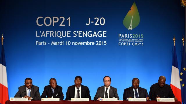 Le président français François Hollande entouré de plusieurs chefs d'Etat africains. [AFP - Stéphane de Sakutin]