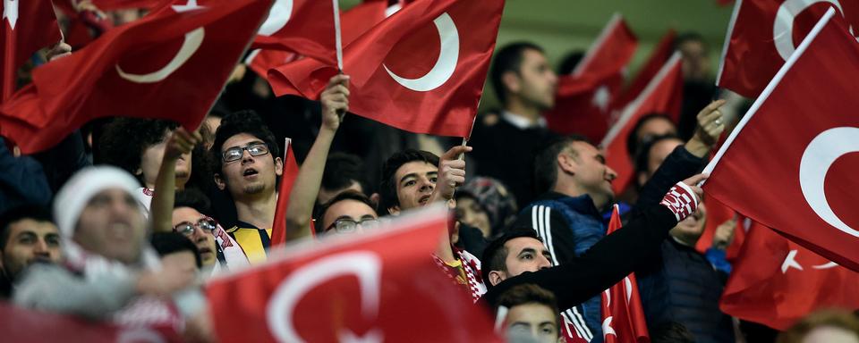 A Istambul, des supporters turcs ont bruyamment exprimé leur mécontentement durant la minute de silence. [AFP - Ozan Kose]