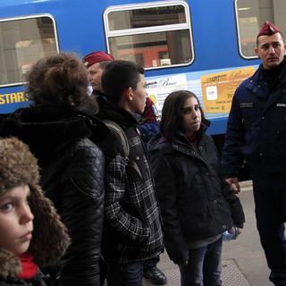 Migrants kosovars interpellés en gare de Budapest, février 2015. [Reuters - Bernadett Szabo]