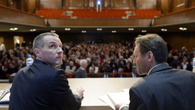 Le président du Conseil d'Etat Alain Ribaux (droite) et le responsable des Finances Laurent Kurth (gauche) à la salle de Musique de La Chaux-de-Fonds.