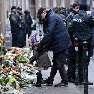 Des fleurs sont déposées devant la synagogue attaquée à Copenhague, ce 15 février 2015. [AP/JENS DRESLING]