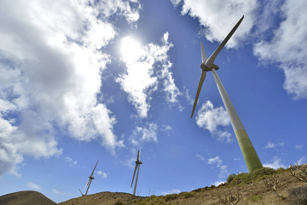 Des éoliennes sur l'île de El Hierro dont la station a été inaugurée en juin 2014. [Finol Gelmert]