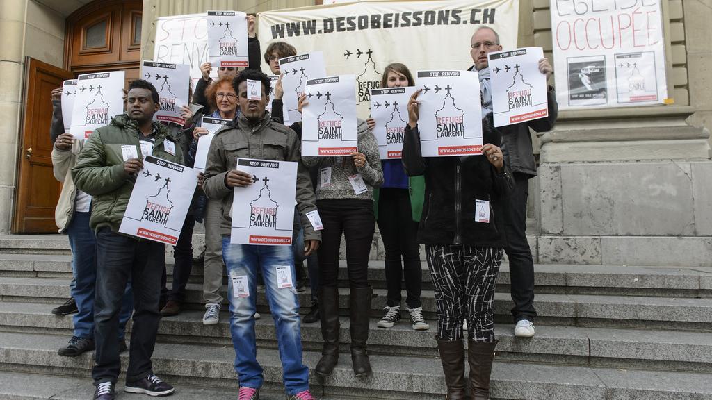 Migrants et militants devant l'église occupée de St-Laurent à Lausanne, 08.03.2015. [Jean-Christophe Bott]