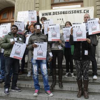 Migrants et militants devant l'église occupée de St-Laurent à Lausanne, 08.03.2015. [Jean-Christophe Bott]