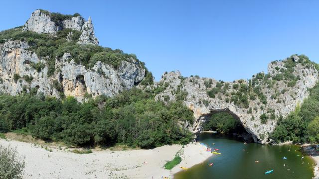 Le pont d'Arc est lui-même un site touristique. C'est dans la falaise située à proximité que se trouve la Grotte Chauvet. [Biosphoto - Marc Chesneau]