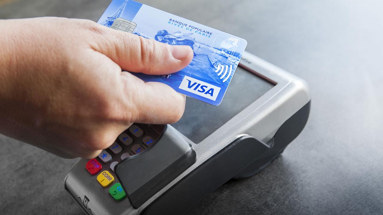 Plusieurs banques vont émettre des cartes de débit permettant de payer sans composer son code d'identification personnel. [BSIP/AFP - Amélie-Benoist]