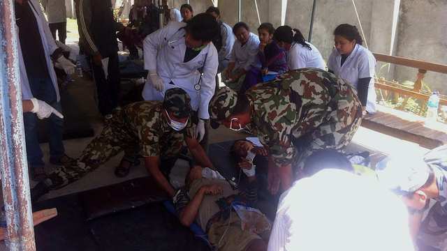 Les blessés arrivent des zones reculées à l'hôpital de Gorkha. [RTS - Raphaël Grand]