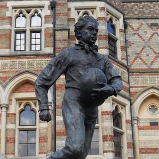 La statue de William Webb Ellis, "l'inventeur du Rugby", devant le Collège de Rugby.