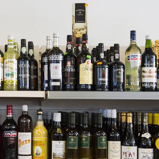 Le niveau de consommation d'alcool en Europe se monte en moyenne à près de 11 litres d'alcool pur par personne et par an. [Keystone - Jean-Christophe Bott]