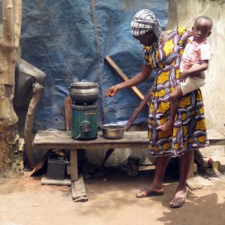 Une habitante du Bénin utilisant un cuiseur solaire. [AFP - Delphine Bousquet]