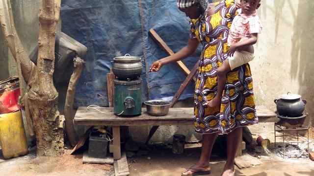 Une habitante du Bénin utilisant un cuiseur solaire. [AFP - Delphine Bousquet]