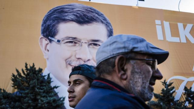 Affiche du Premier ministre islamo-conservateur Ahmet Davutoglu dans une rue d'Istanbul. [AFP - Dimitar Dilkoff]