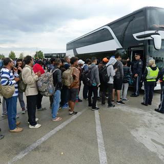 Des dizaines de bus à impériale ont été mobilisés par les autorités autrichiennes pour emmener les réfugiés à Vienne. [Keystone/EPA - Roland Schlager]