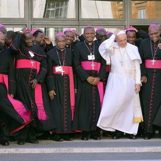 Le pape François et certains évêques et cardinaux présents pour le synode sur la famille. [EPA/Maurizio Brambatti]