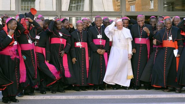 Le pape François et certains évêques et cardinaux présents pour le synode sur la famille. [EPA/Maurizio Brambatti]