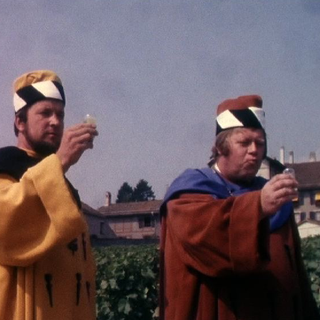Les compagnons de la confrérie du Guillon goûtent la première pressée de Mont-sur-Rolle, 1976. [RTS]
