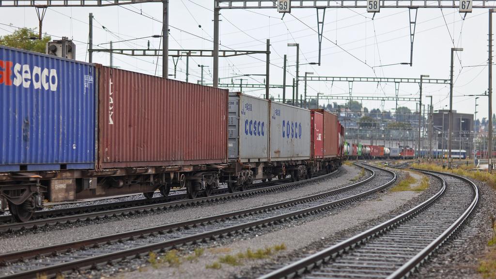Un train de marchandises de CFF Cargo à Bâle. [Keystone - Gaëtan Bally]
