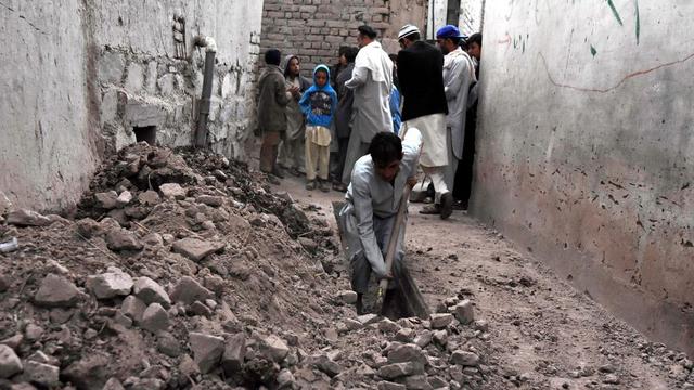 Des habitants de Jalalabad, en Afghanistan, tente de déblayer les débris. [EPA/Ghulamullah Habibi]