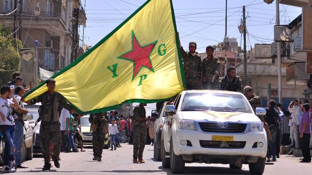 Combattants kurdes entrant dans la ville de Qamishli, au nord de la Syrie, après l'avoir reprise à Daech. [Delil Souleiman]