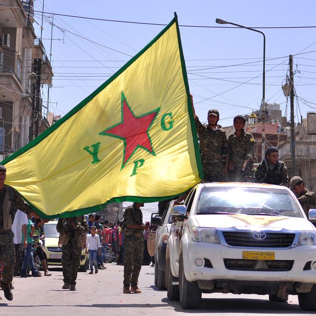 Combattants kurdes entrant dans la ville de Qamishli, au nord de la Syrie, après l'avoir reprise à Daech. [Delil Souleiman]
