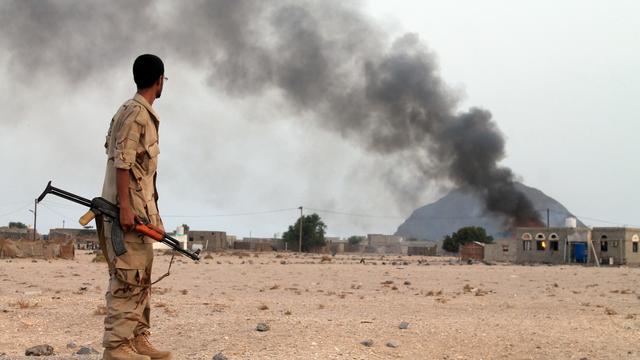 Un combattant du groupe de résistance armé, appelé Comité populaire (soutenant le président Hadi) au sud d'Aden, le 12 juillet 2015.