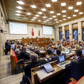 Vue de la salle du Grand Conseil, lors de la session concernant le projet de budget 2016 du Grand Conseil genevois le 18 décembre 2015. [Salvatore Di Nolfi]
