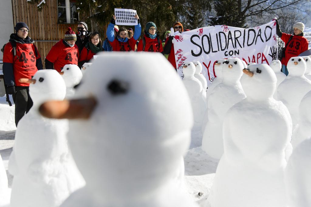 Plus de 190 bonhommes de neige à Davos pour dénoncer la faim dans le monde. [key - Jean-Christophe Bott]