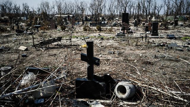 Un cimetière détruit à proximité de Donetsk, dans l'est de l'Ukraine. [Dimitar Dilkoff]