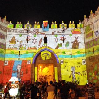 Dessins d'enfants projetés sur la porte de Damas, lors du festival. [RTS - Aude Marcovitch]
