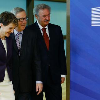 Simonetta Sommaruga aux côtés de Jean-Claude Juncker et de Jean Asselborn, lundi 21.12.2015 à Bruxelles. [EPA/Keystone - Laurent Dubrulle]