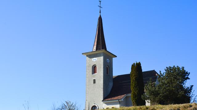 Ciel bleu sur l'église d'Orzens, dans le Nord-Vaudois. [Françoise Burdet]