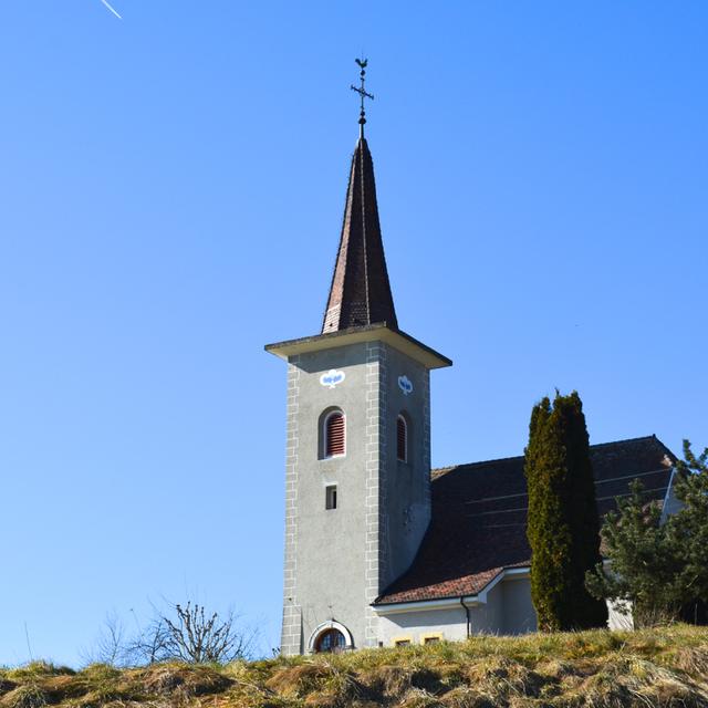 Ciel bleu sur l'église d'Orzens, dans le Nord-Vaudois. [Françoise Burdet]