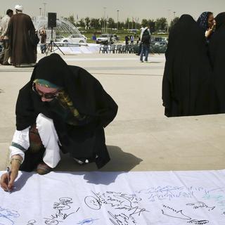 Quelque 200 personnes ont manifesté dans le centre de Téhéran, où une pétition réclamait "un bon accord" sur le nucléaire. [AP Photo/Keystone - Vahid Salemi]