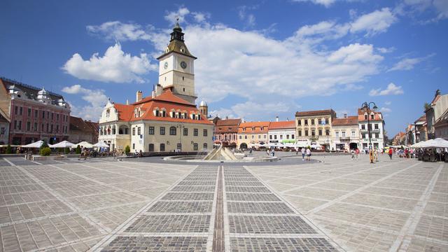 La place Sfatului à Brasov, ville candidate aux JO de la Jeunesse.