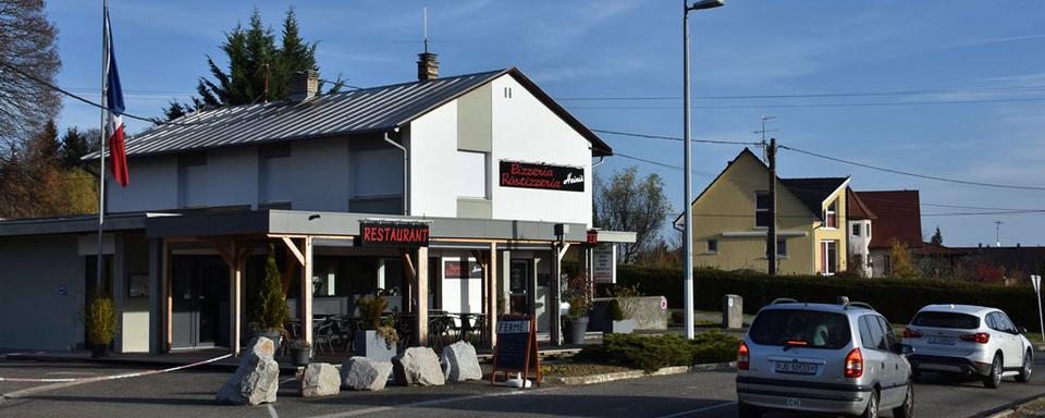 Dans le Jura, une soixantaine de routes carrossables permettent d’entrer en France avec - côté français - des postes de douane désaffectés. [RTS - Gaël Klein]