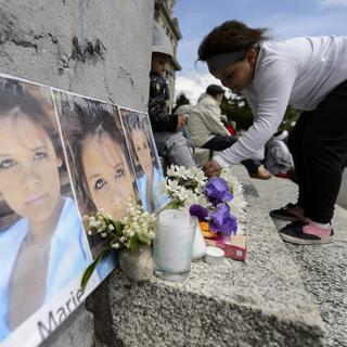 Recueillement à Lausanne devant des photos de la victime, en mai 2013. [Keystone - Laurent Gilliéron]