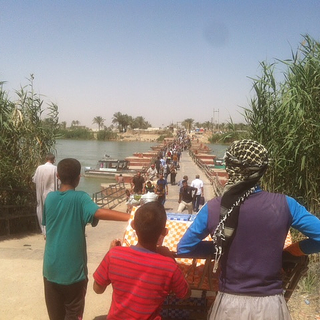 Des réfugiés sunnites fuyant l'avancée du groupe Etat islamique sur le pont Bzaibiz, à la frontière de la province d'al-Anbar. [RTS - Alexandre Habay]