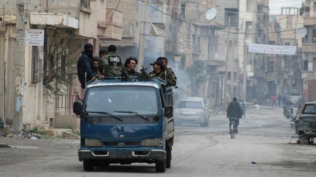 Attaques et intenses combats entre les forces d'opposition et du régime se succèdent en Syrie. [AFP - Ahmad Aboud]